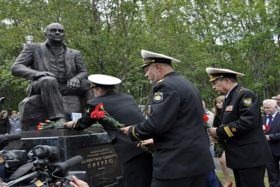 Моряки-североморцы возложили цветы к памятнику писателю-маринисту Валентину Пикулю одними из первых