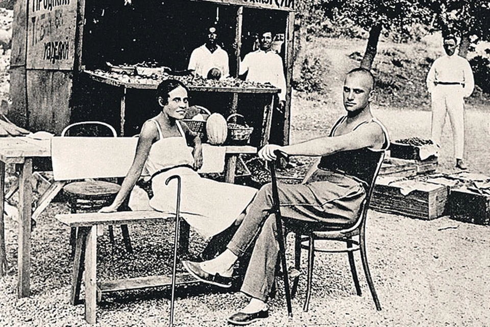 1 июля 1926 года. Маяковский и Лиля Брик на отдыхе в Ялте.