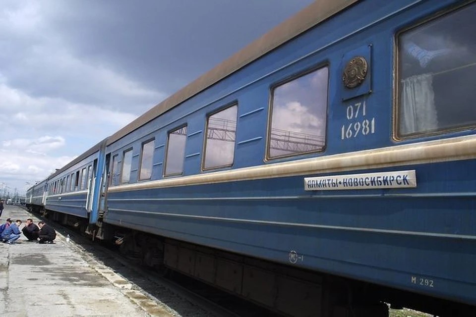 Петербург астана поезд. Пассажирский поезд Алма-Ата-Новосибирск. Поезд Новосибирск Алма-Ата. Маршрутные доски пассажирских поездов. Поезд Астана.