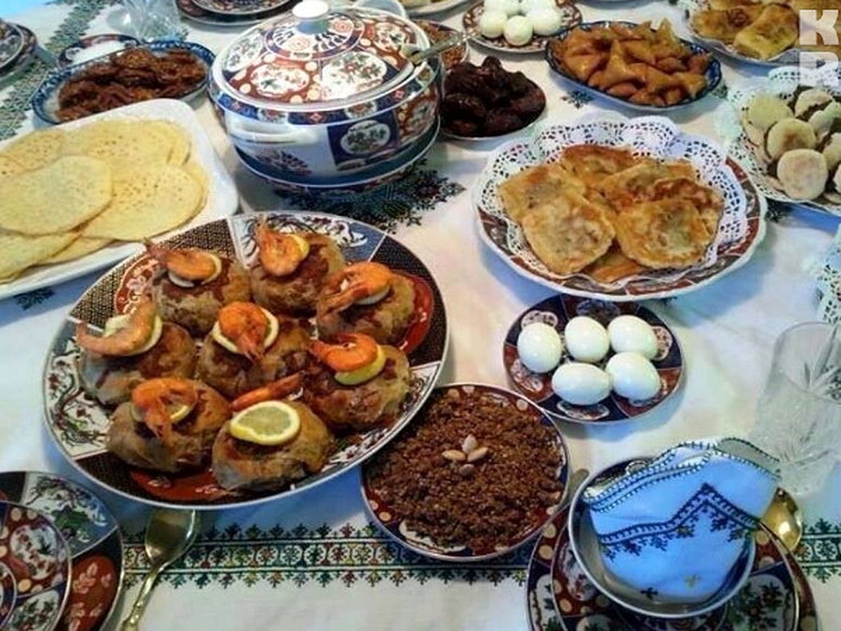 Что можно приготовить на уразу. Курбан байрам праздничный стол. Праздничный стол на Ураза байрам. Мусульманские блюда на праздничный стол. Татарский праздничный стол.