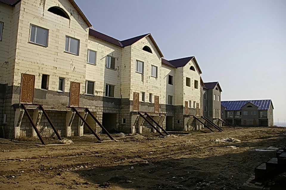 Поселки с таунхаусами растут в городе, как грибы. Стоимость «квадрата» в этих домах на Ключ-Камышенском плато, например, составляет 30 тысяч рублей.