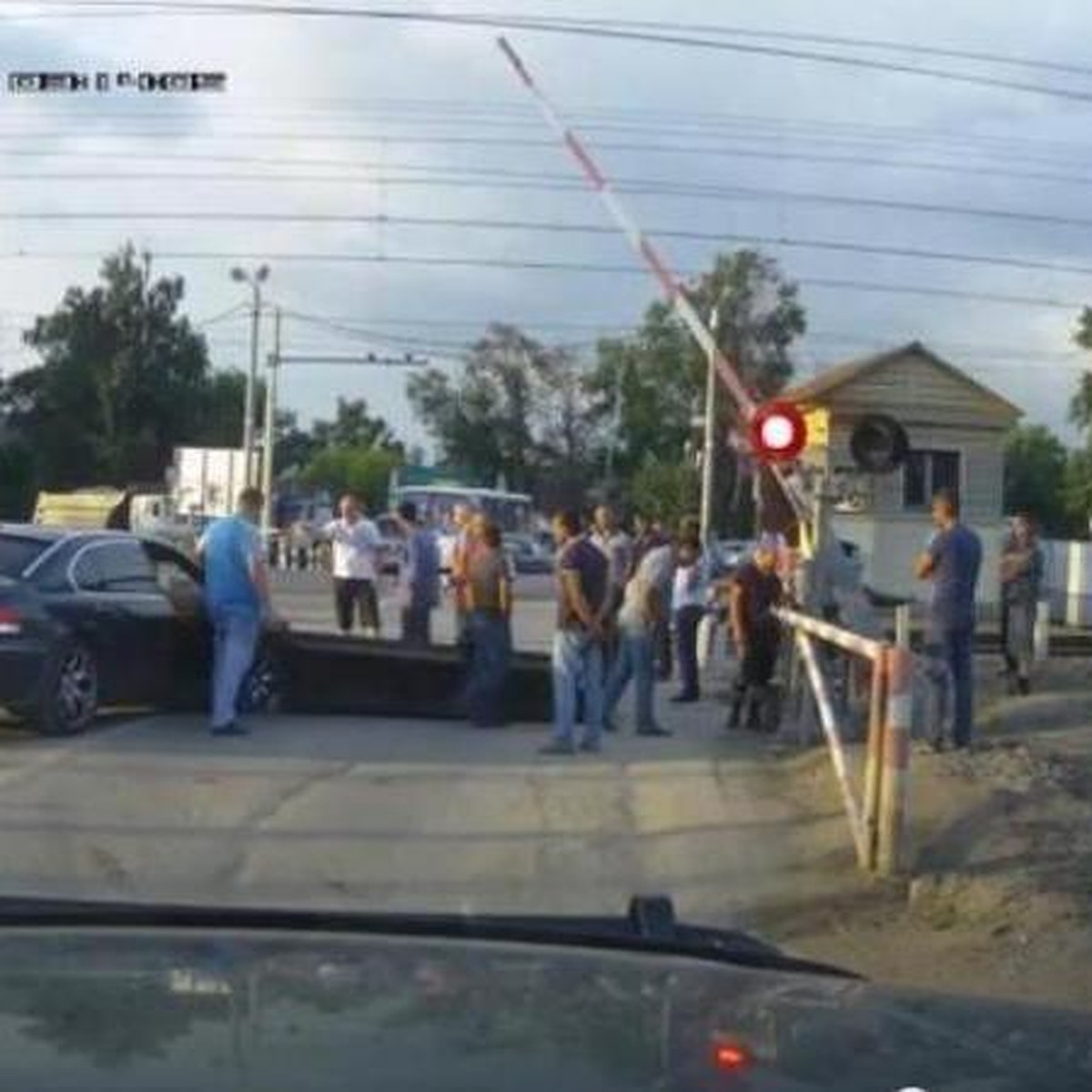 В Подмосковье кавказцы устроили ДТП, пытаясь проехать закрытый переезд -  KP.RU