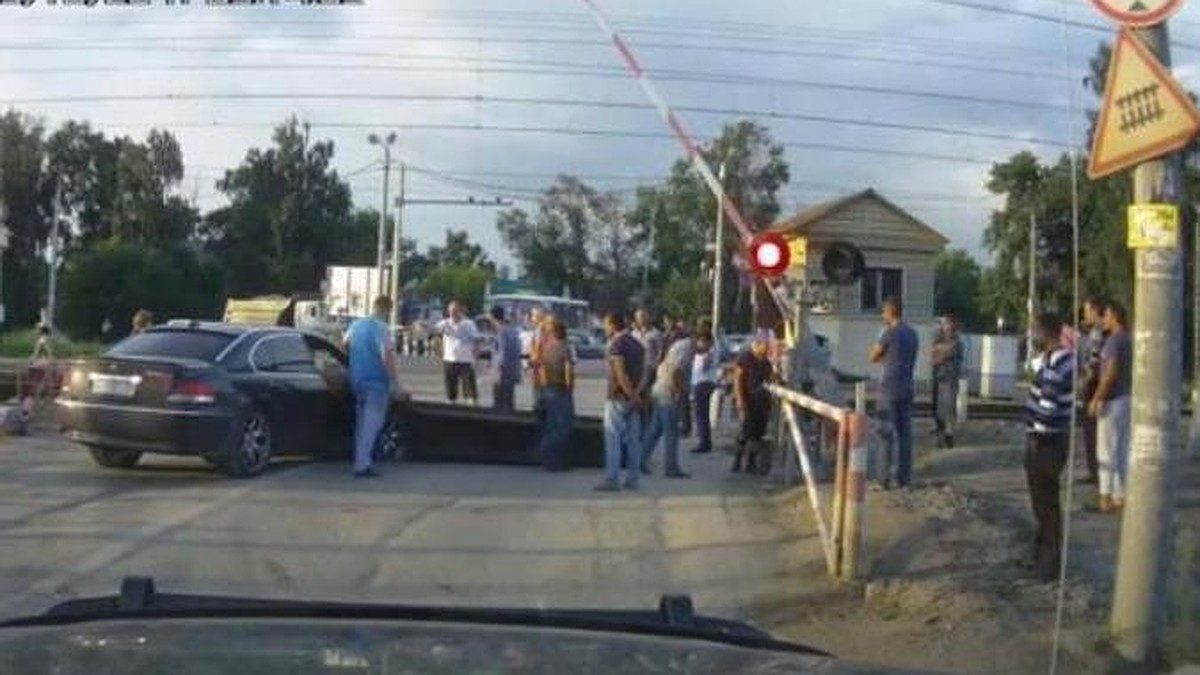 В Подмосковье кавказцы устроили ДТП, пытаясь проехать закрытый переезд -  KP.RU