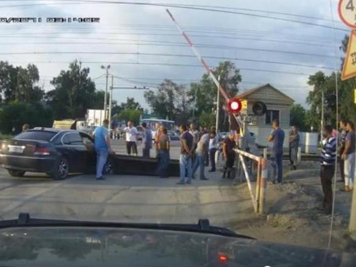 В Подмосковье кавказцы устроили ДТП, пытаясь проехать закрытый переезд -  KP.RU