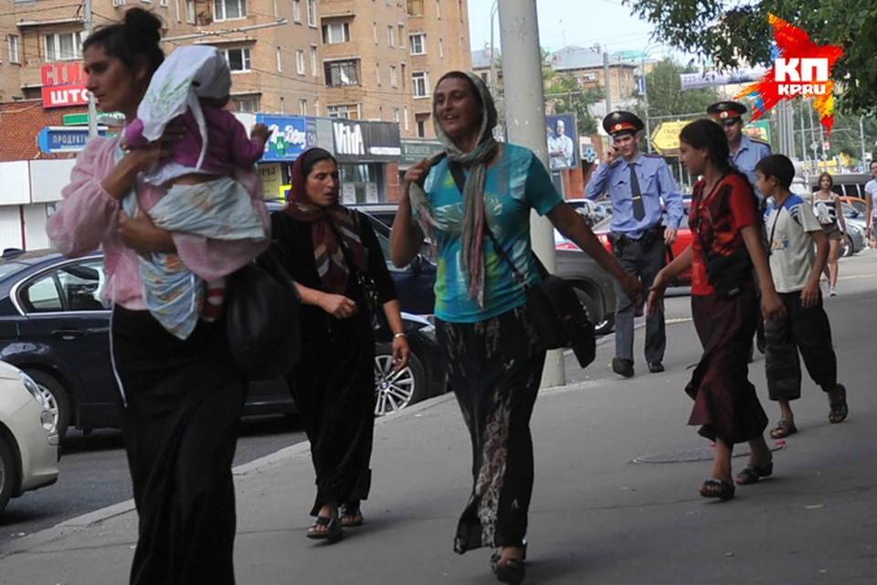 Цыганка пристала к ребенку в закусочной. Цыгане на улице. Цыганки на улице. Цыганки с детьми на улице. Цыгане на вокзале.