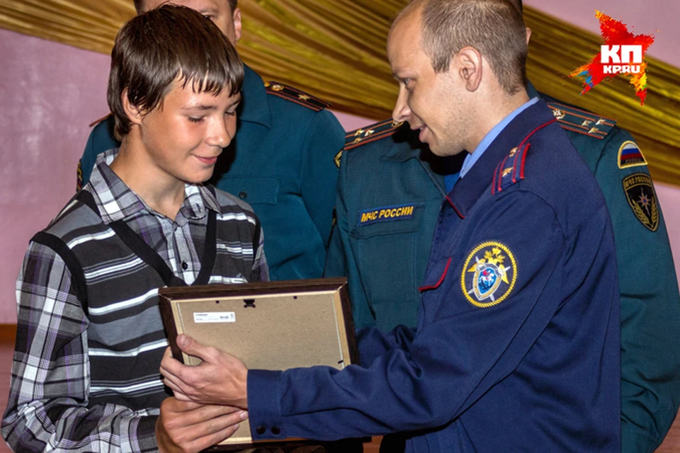 Герою Дане вручают диплом