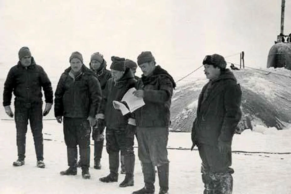 К-517 на Северном полюсе. Р.З. Чеботаревский с членами походного штаба во время митинга на Северной макушке планеты