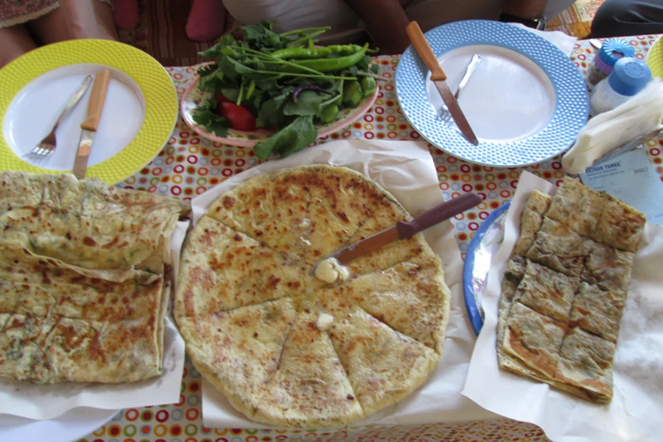 Типичная выпечка для турецкого завтрака: bazlama сырный хлеб и лепешка gözleme.