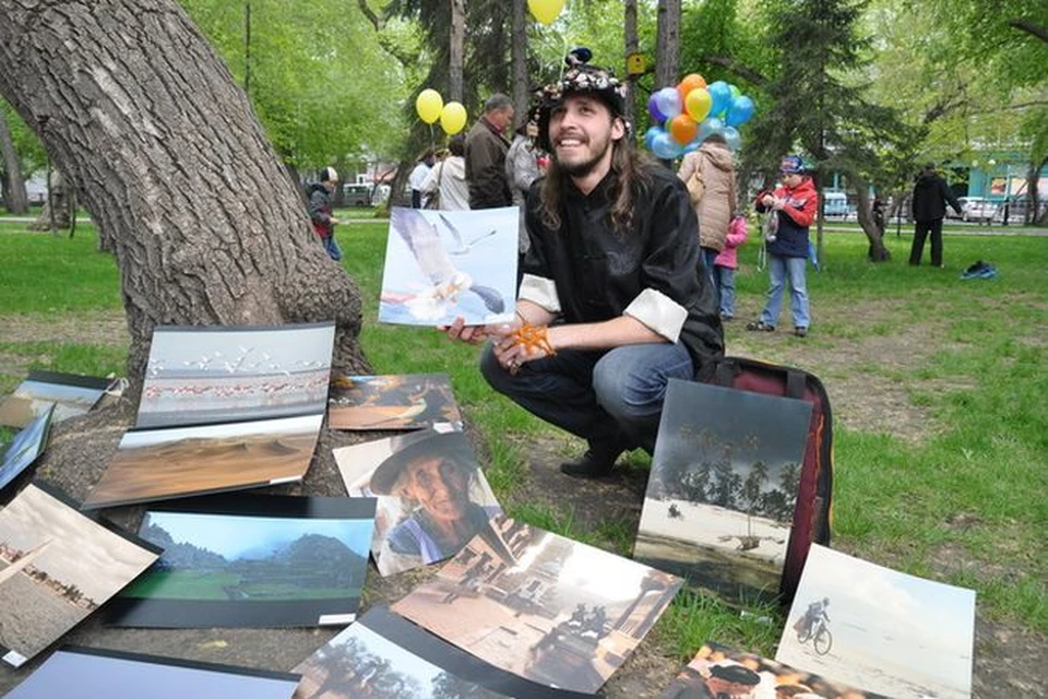 В Новосибирске путешественник продавал фотографии, сделанные в далеких странах.