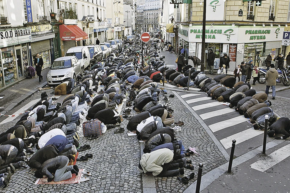 Это не Ближний Восток, это Париж. Каждую пятницу многие улицы французской столицы закрываются, чтобы мигранты из мусульманских стран смогли сотворить традиционный намаз.