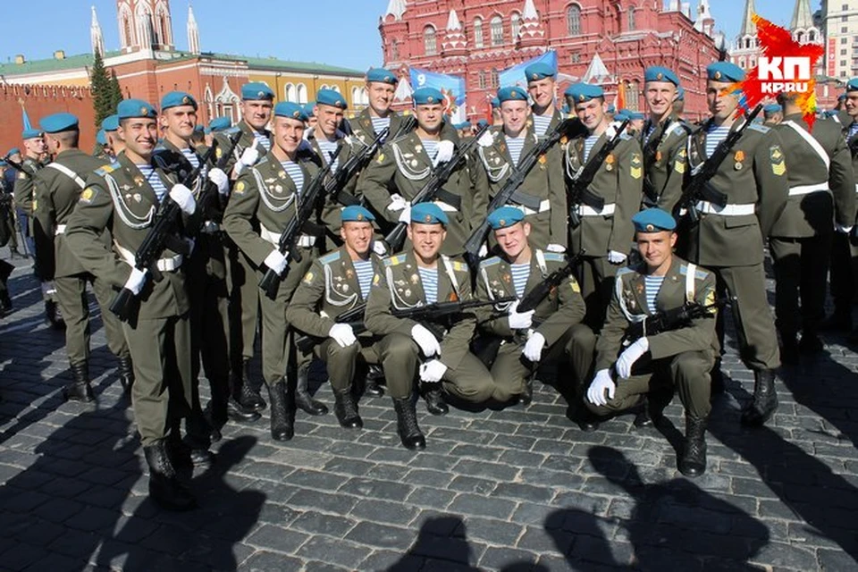 Нынешние пятикурсники десантного училища в 2013 году участвовали в Параде Победы на Красной площади в Москве.