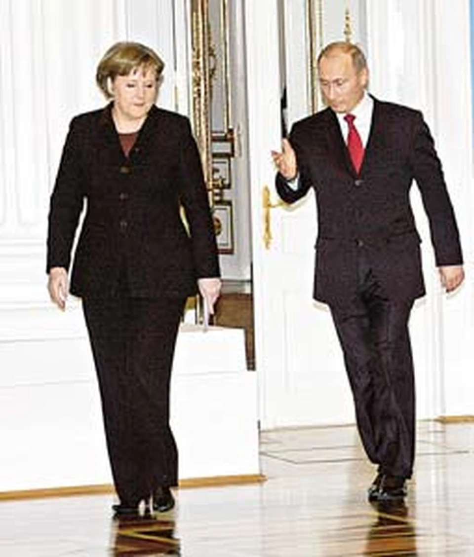Меркель демонстрация огромные фигуры