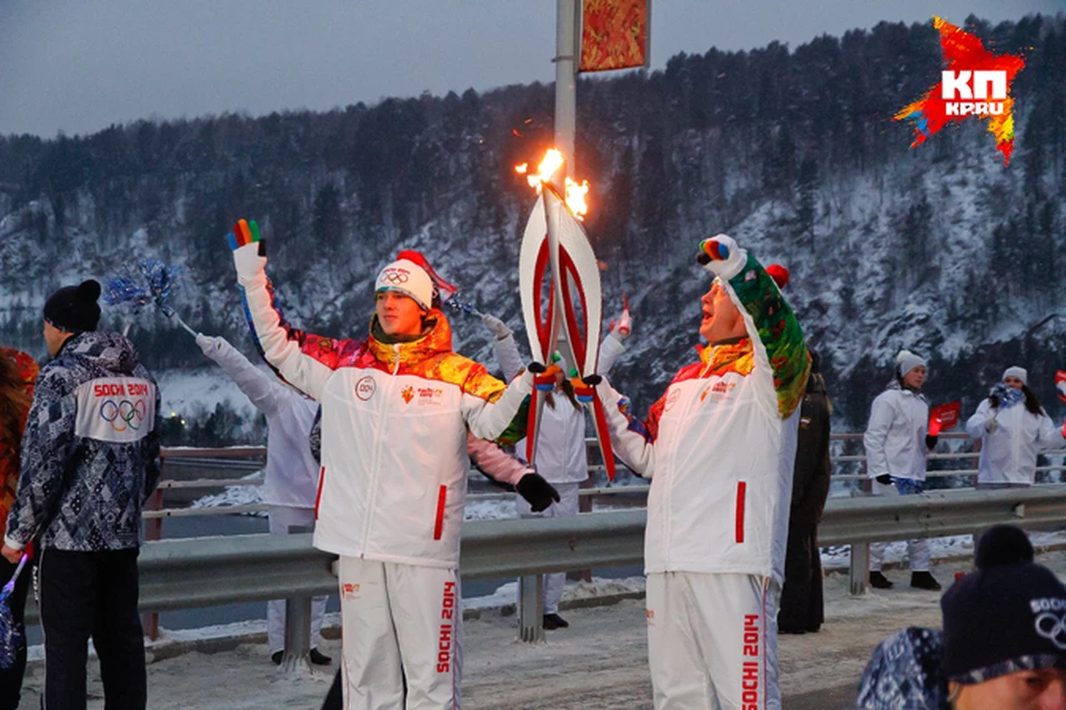 Факелоносцы Андрей Бельман (слева) и Адольф Гуляев готовятся к старту. <a href="http://www.kp.ru/photo/gallery/52869" target="_blank">Смотрите фотогалерею &quot;Эстафета Олимпийского огня в Красноярске&quot;</a>