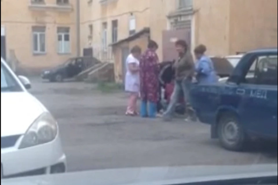 В Магнитогорске во дворе детской больницы торгуют мясом