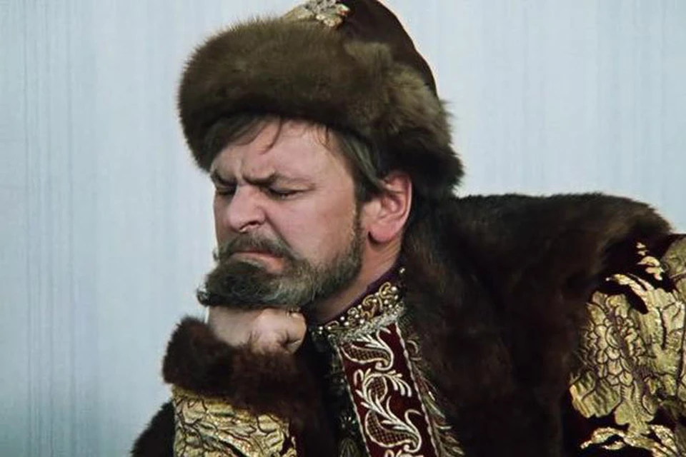 В фильме "Иван Васильевич меняет профессию" Юрий Яковлев сыграл сразу две роли - царь Иван Грозный, управдом Иван Васильевич Бунша.