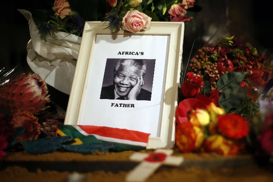 люди по всему миру возлагают цветы к посольствам ЮАР