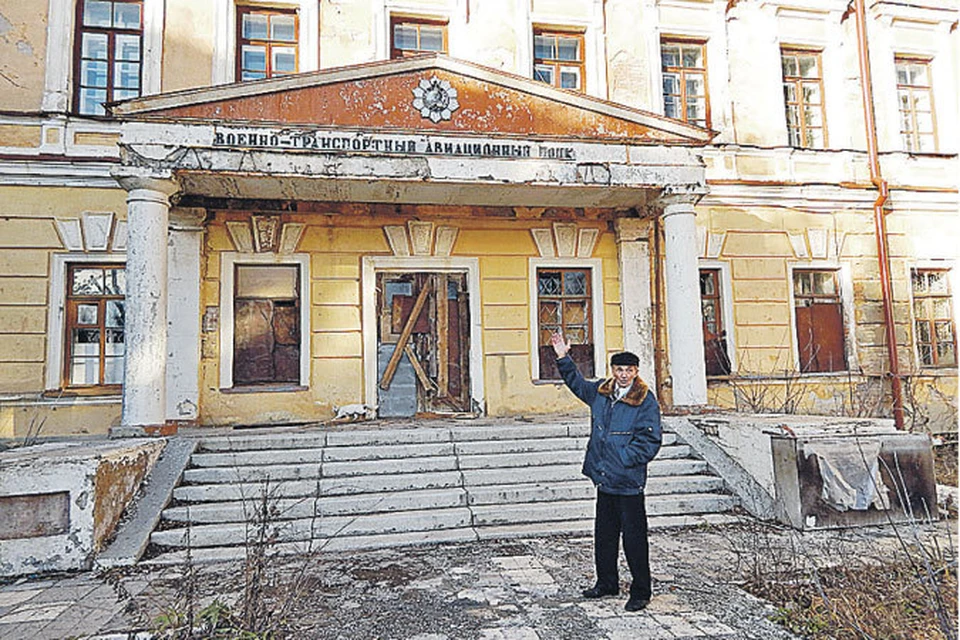 Гагарин военный летчик. Летное училище Оренбург Гагарина. Оренбург летное училище Челюскинцев. Оренбургское высшее авиационное училище. Гагарин в Оренбургском летном училище.