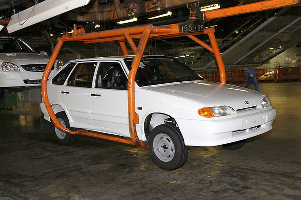 Последние «Самары» - машины второго поколения модели - это, по сути, слегка видоизмененные «девятки». В 1997 году начался выпуск второго поколения Samara.