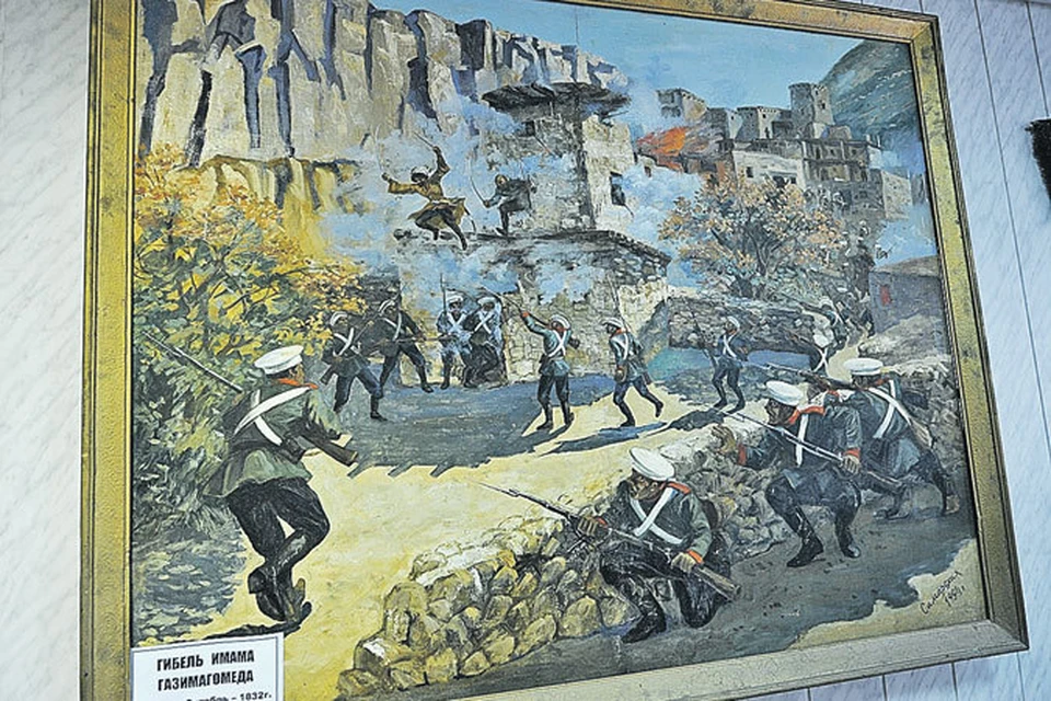На картине в школьном музее села Гимры - 
имам Газимагомед прыгает на штыки русских солдат. На таких примерах здесь и учат детей...