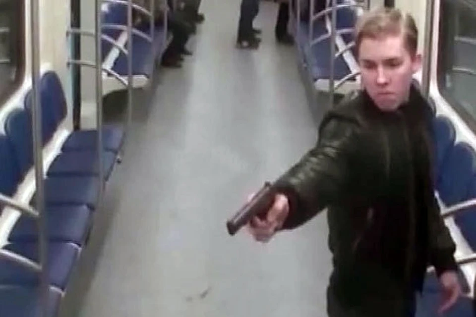 Задержанный вместе с сыном за стрельбу в московском метро мужчина попытался сбежать