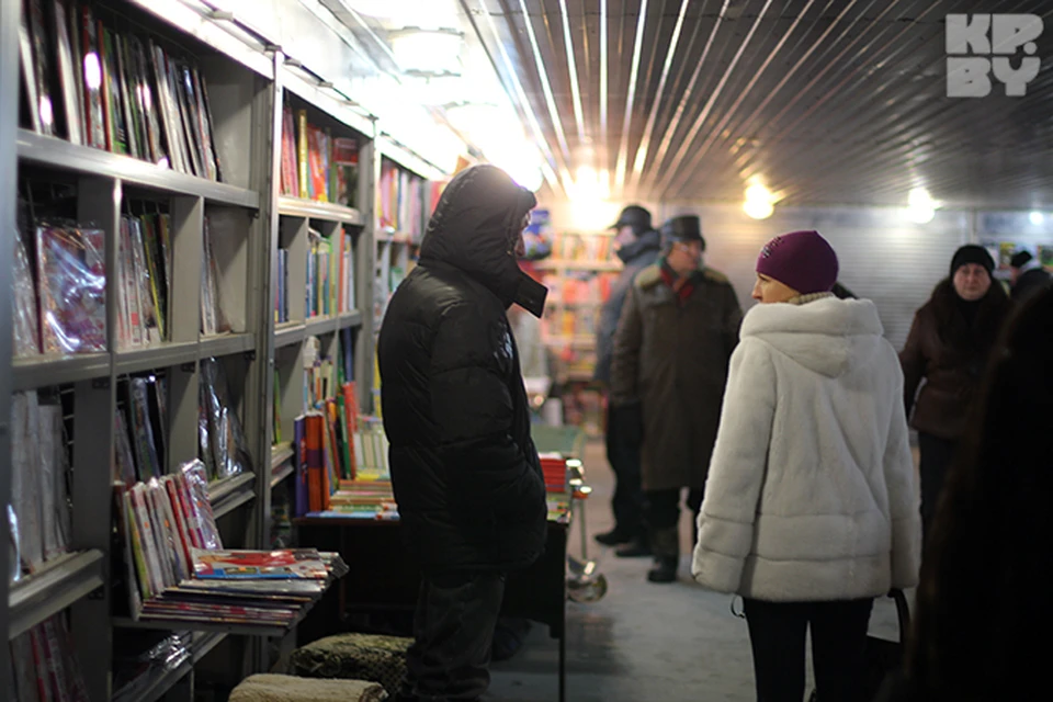 Продавцы книжек стоят в подземном переходе даже в самые сильные морозы.