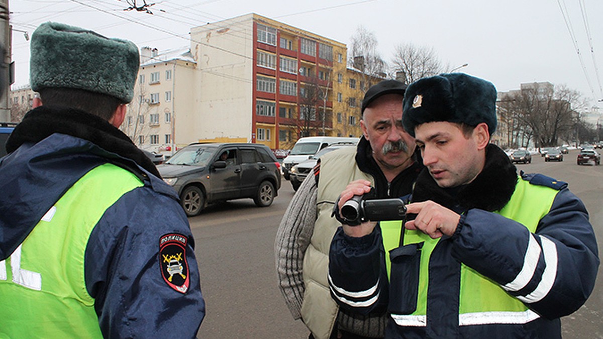 Владимирские спасатели и гаишники устроили «охоту» на автомобилистов, не  пропускающих машины с мигалками - KP.RU