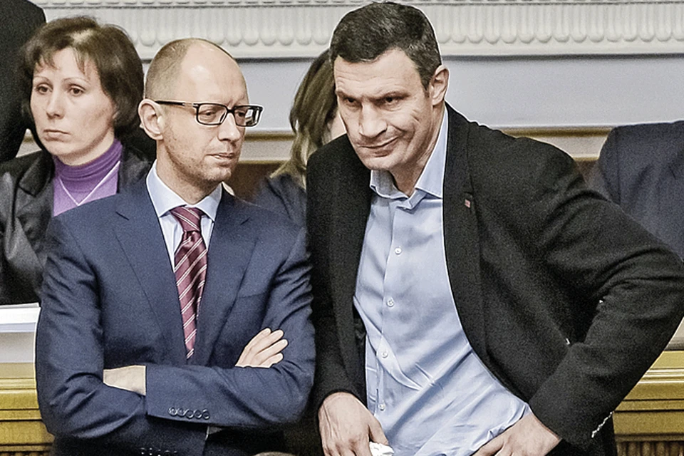Арсений Яценюк (слева) взял портфель премьера, а вот Виталий Кличко остался без поста.