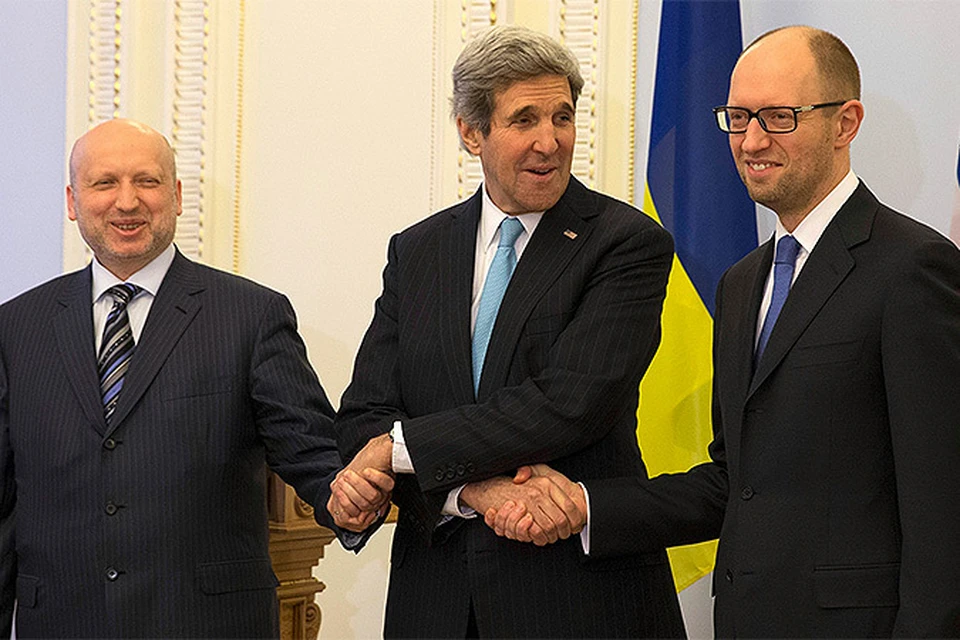 Госсекретарь США Джон Керри жмет руки представителям украинской власти