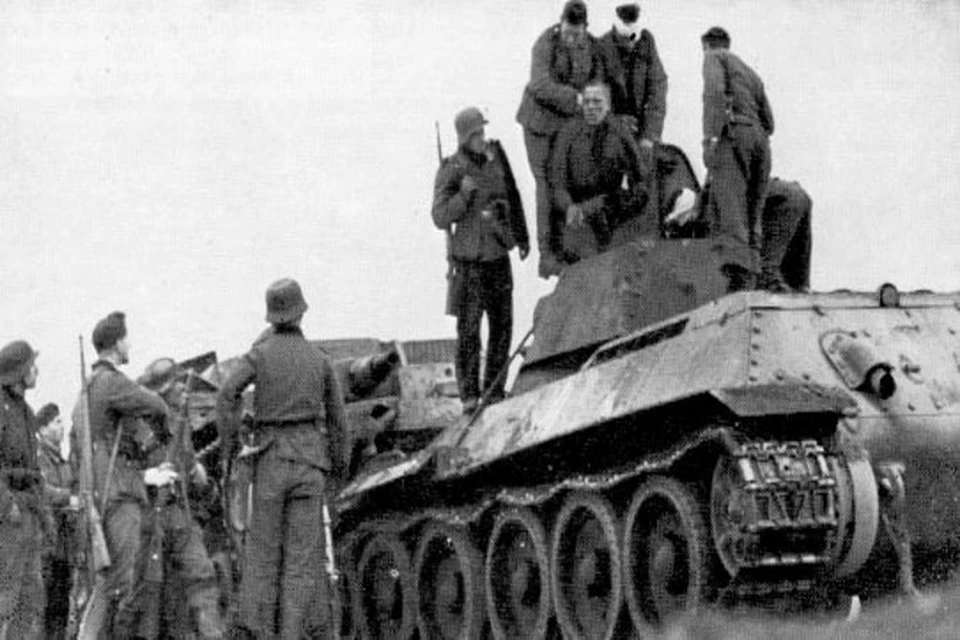 Фото сделано в октябре 1941года под Тверью. Немцы захватывают в плен в плен командира Т-34 Дмитрия Луценко.