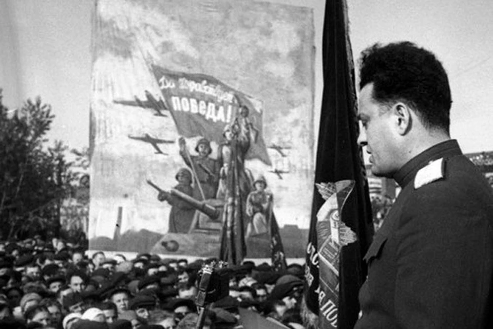 Елян выступает на митинге 1945 год.