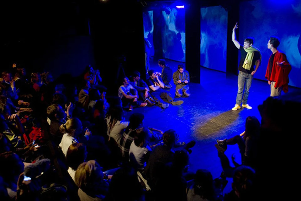 Студенты школы-студии МХАТ во время концерта "Опусы по Достоевскому" на сцене театра "Практика" в рамках акции "Ночь в театре" в 2013 г.