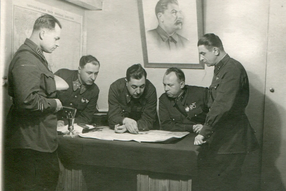 Старостин (второй справа) участвовал и в совещании штаба 14-й армии, 1942 года