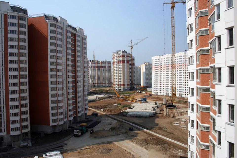 Продавать жилье специалисты советуют осенью, а покупать - летом.