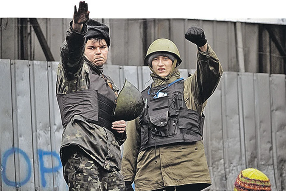 Молодчики майдана вскидывают руки в фашистском приветствии. Новая киевская власть заинтересована в фанатично преданных парнях...