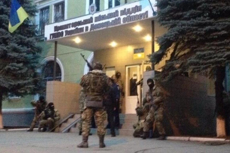 Самооборона Донбасса со стрельбой взяла здание милиции города Краматорска