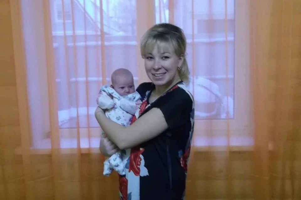 Елена держит на руках новорожденную Зою