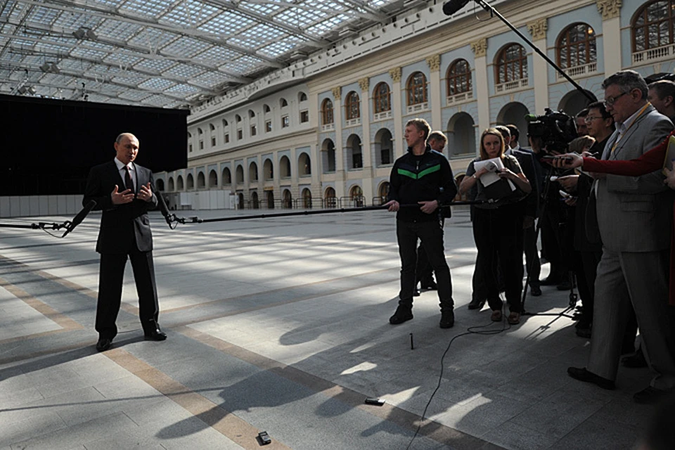 Спустя четыре часа после общения с населением Владимир Путин вышел к журналистам в атриум Гостиного двора