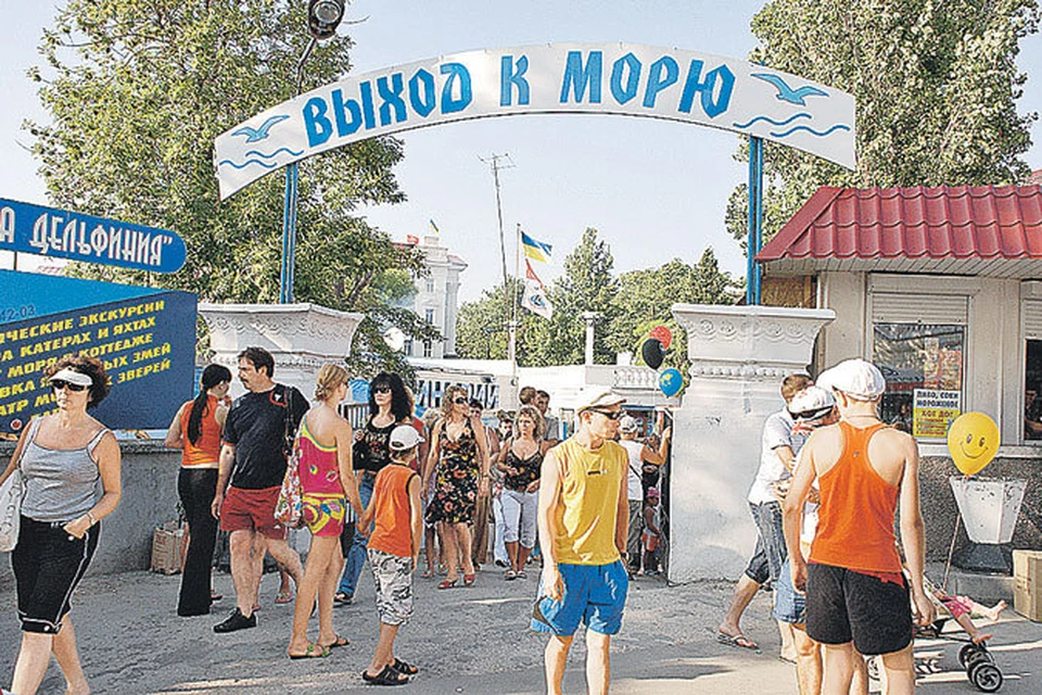 Туристов из России Крым очень-очень ждет. А вывески там всегда были на русском...