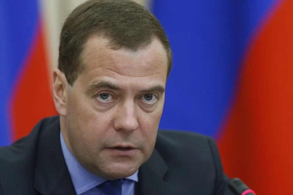По мнению Медведева, пора лишить чиновников и дорогих иномарок