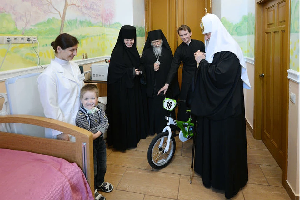 Патриарх подарил мальчику из хосписа велосипед