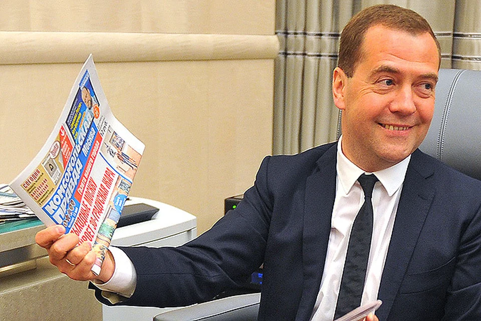 На столе у Дмитрия Медведева разложена свежая пресса. И, конечно, начало рабочего дня не обходится без «Комсомолки»