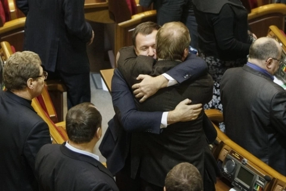 Депутаты Верховной рады приняли меморандум "мира и согласия"