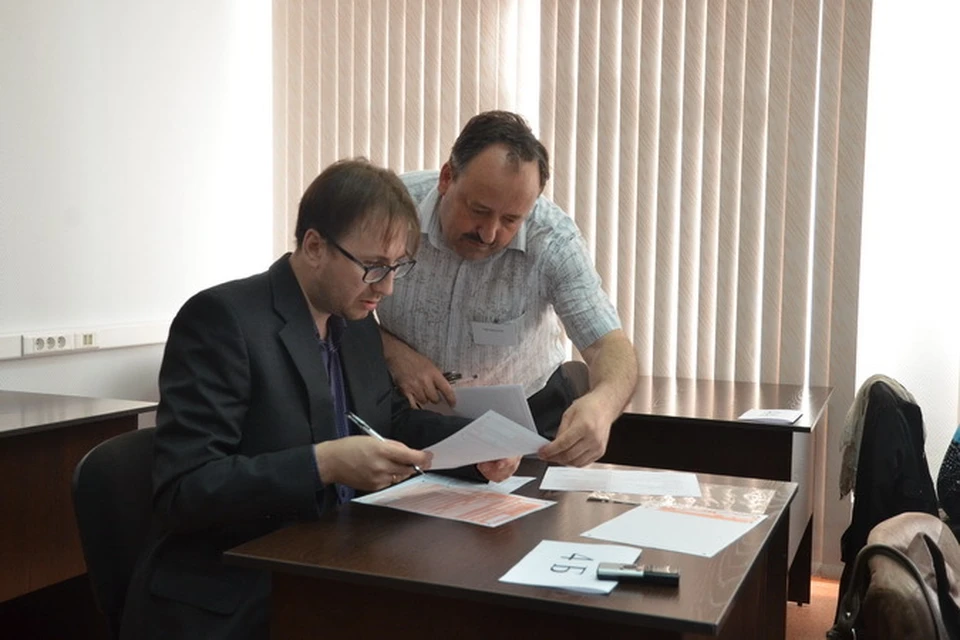 ЕГЭ – это вам не Евровидение: наличие щетины шансов не прибавит! На фото наш корреспондент Вадим Алексеев (слева) и строгий экзаменатор.