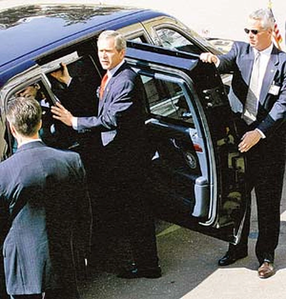 В бронированном лимузине  со стенками толщиной в ладонь Буш секретничал  со своими сотрудниками.
