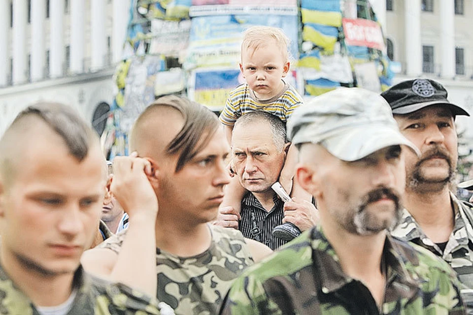 Эти снимки сделаны в один день, 1 июня, в День защиты детей. Первый - на майдане в Киеве.