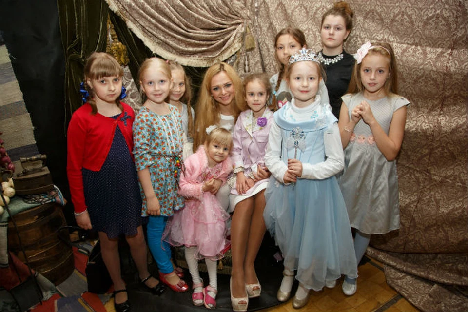 В начале марта «Комсомолка» организовала конкурс «Моя маленькая Золушка». Победительниц пригласили на знаменитый "Ленфильм".