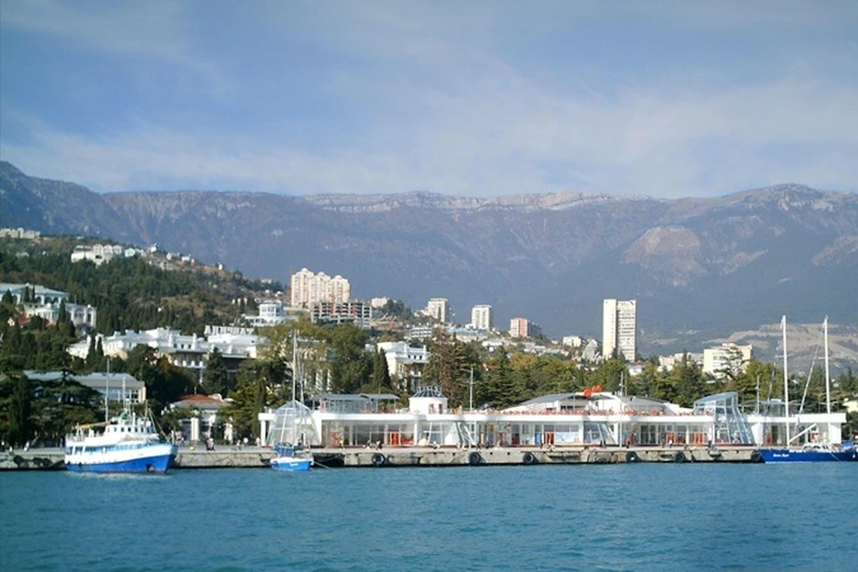 Бнб ялта. Ялта 2000е. Ялта набережная имени в и.Ленина 1. Ялта панорама. Панорама Ялты с моря.