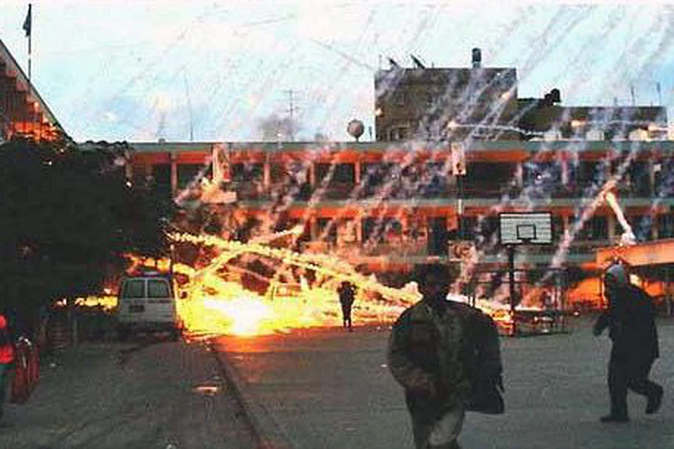 Снаряд,  содержащий белый фосфор,  после взрыва на определенной высоте, разбрасывает воспламенившееся вещество по значительной территории
