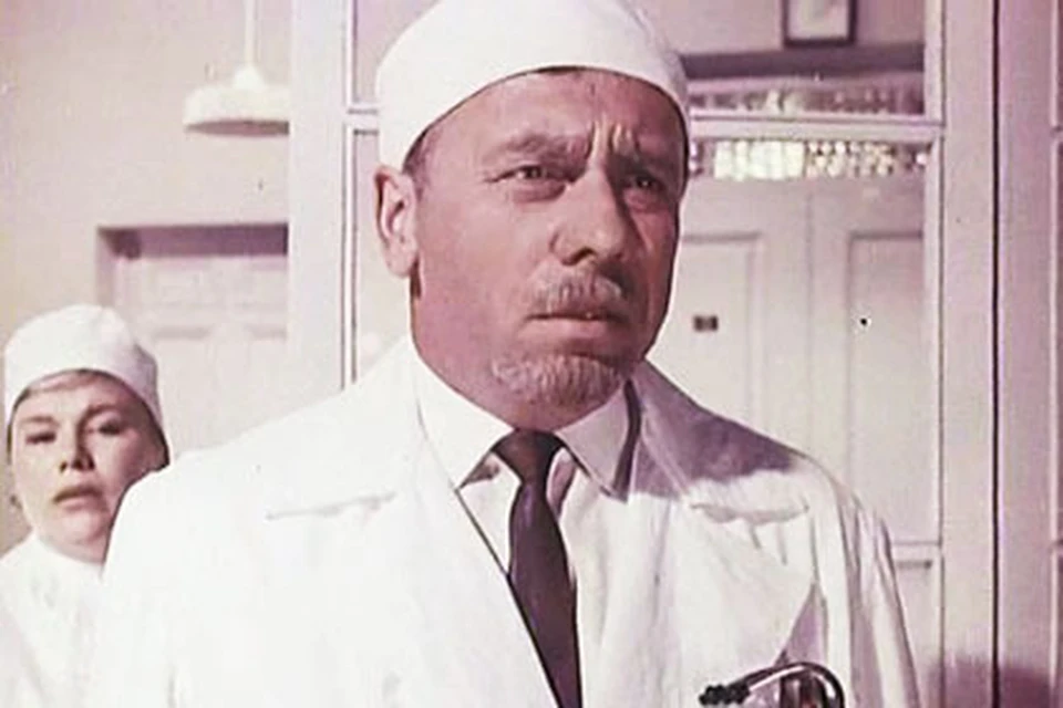 Один из самых обаятельных врачей из советского кино - Петр Бондаренко (Анатолий Папанов, «Дети Дон Кихота»).