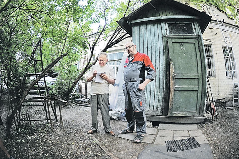 Дом у Виктора Анатольевича (хозяин - слева) старенький, но крепкий. Племянник заходит иногда помогать с ремонтом машины.